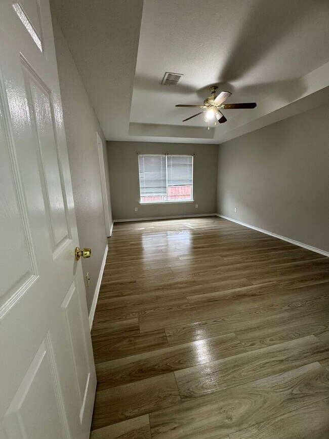 Building Photo - Live in the lap of luxury!