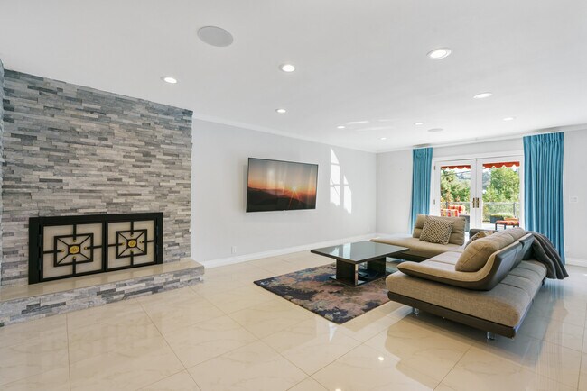 Building Photo - 7796 Skyhill Dr
