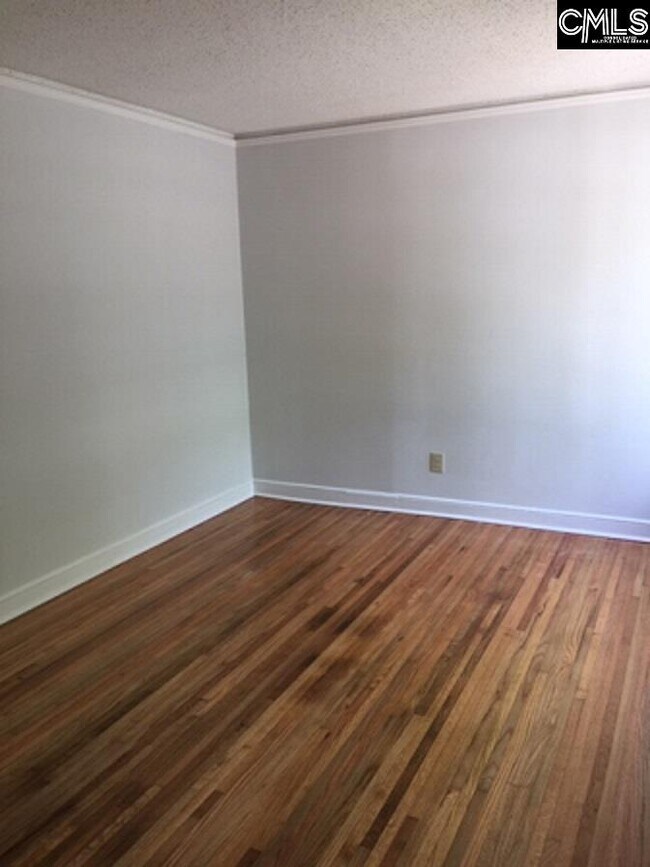 Foto del edificio - 2702 Parkwood Dr