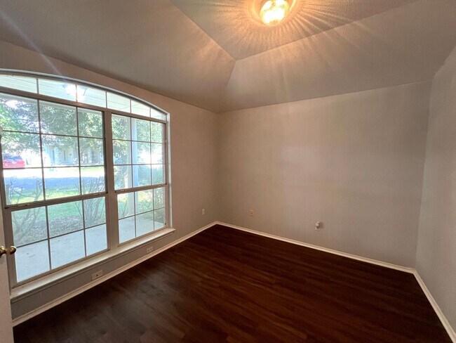 Building Photo - Single Story, 3 Bedrooms and 2 Bathroom Ho...