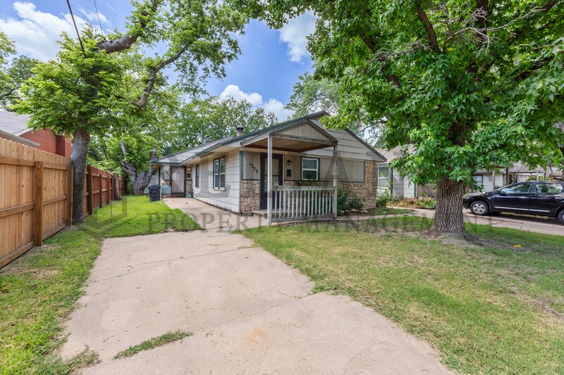 Primary Photo - 1753 N Woodrow Ct