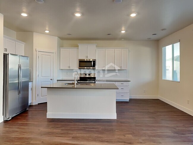 Building Photo - 1064 S Moorside Ave
