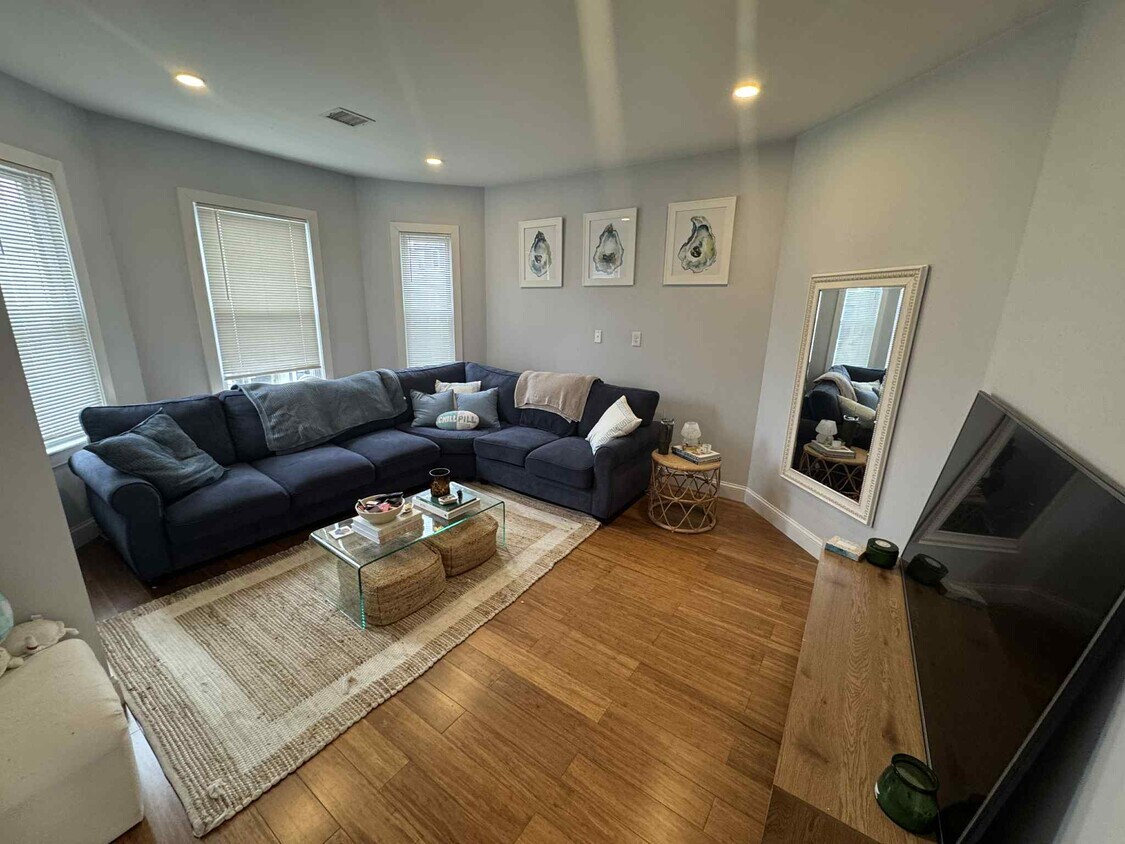 Foto principal - 695 E 7th St