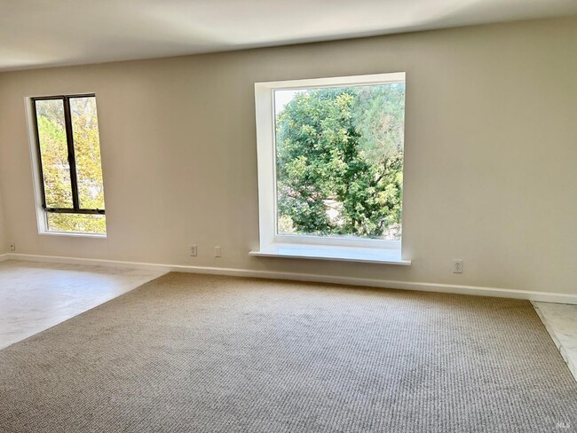 Building Photo - 9 Forest Ln