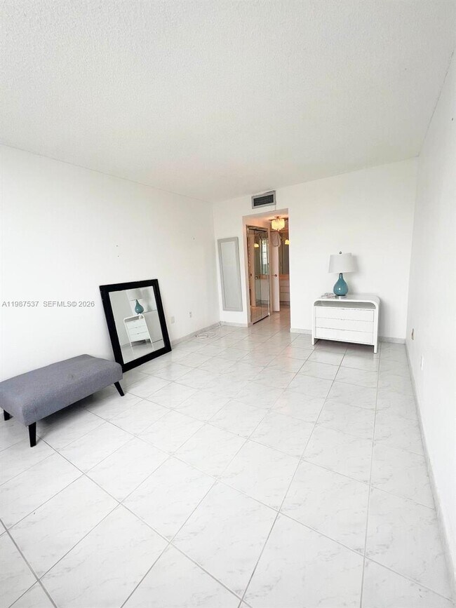 Foto del edificio - 300 Bayview Dr