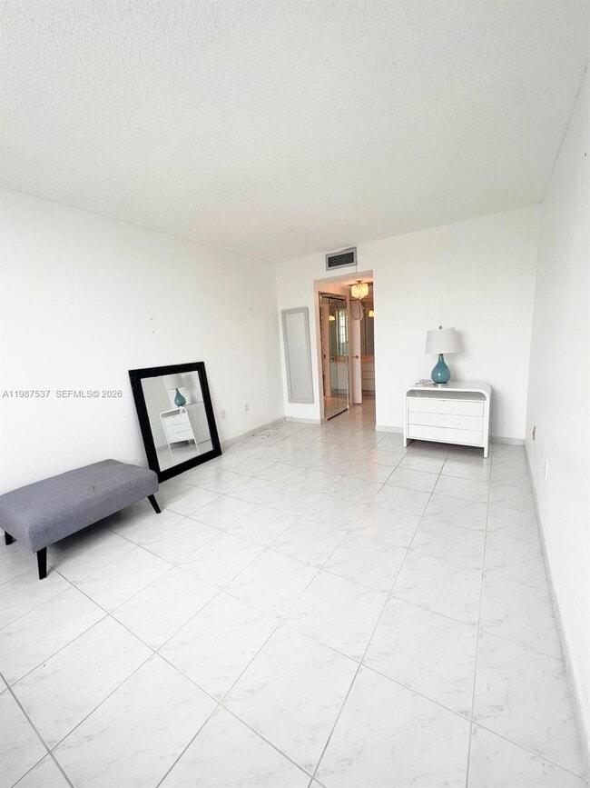 Building Photo - 300 Bayview Dr