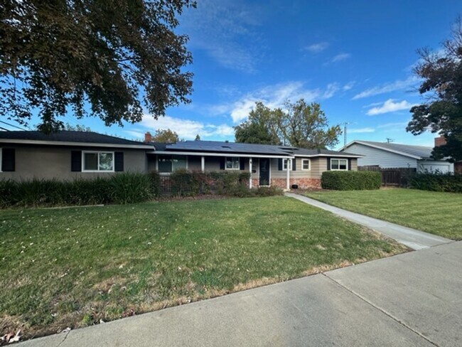 Foto del edificio - Home for Rent in South Woodland with Solar