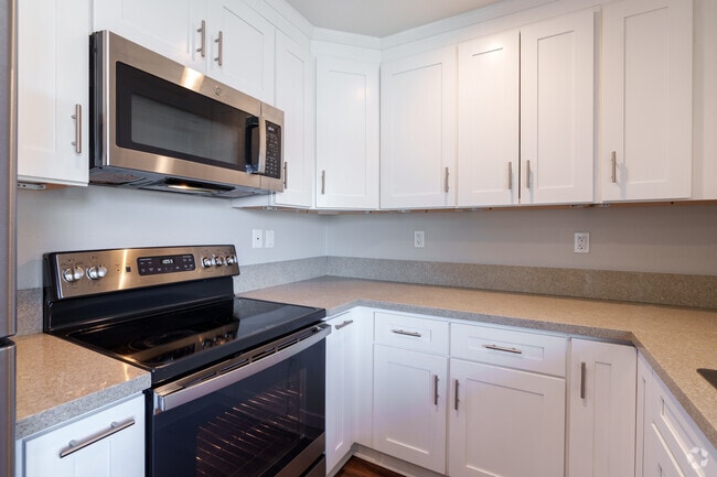 3BR, 2BA - 1000SF - Kitchen - Pentagon Apartments