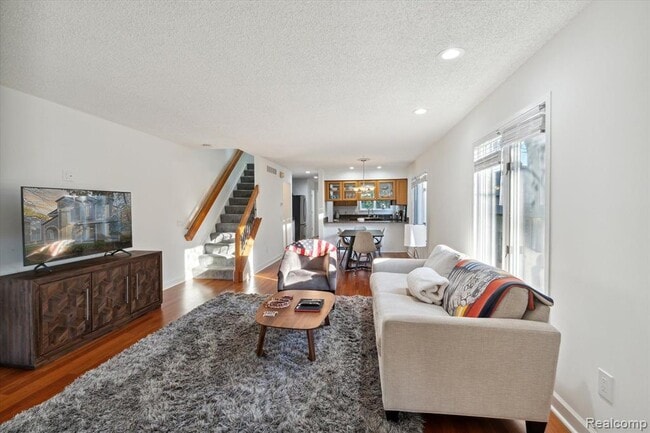 Building Photo - 677 E Lincoln St