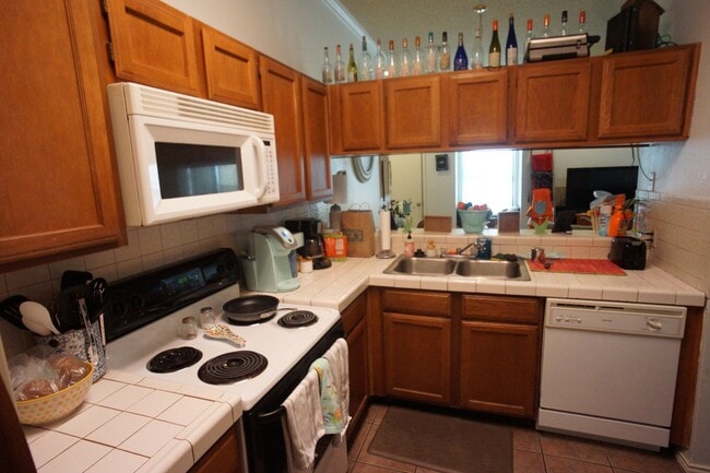 Foto del edificio - 2/2 Apartment Walking Distance from UT