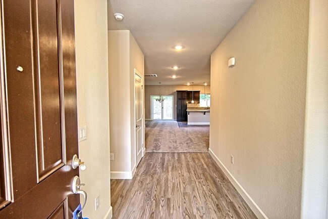 Foto del edificio - 594 Grey Eagle Ln