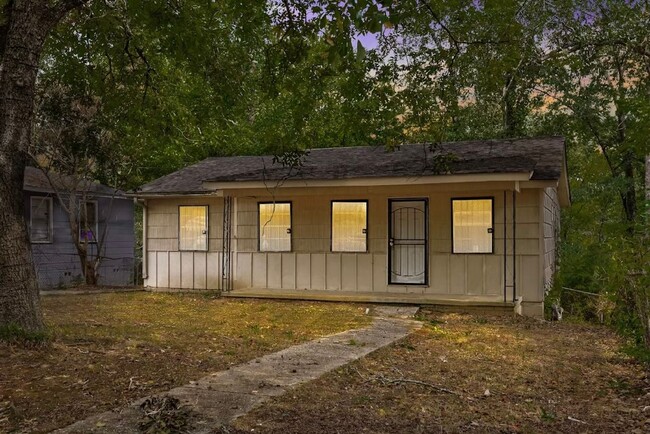 Building Photo - Newly Renovated 3 Bedroom, 1 Bath home Wit...