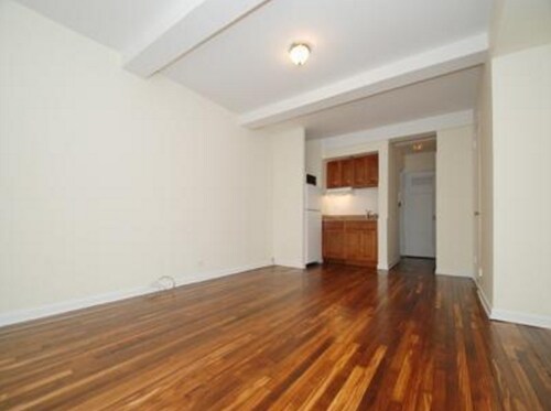 Foto del edificio - 322 E 42nd St