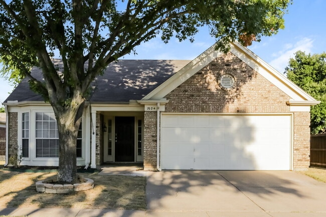 Building Photo - 7024 Wooddale Dr
