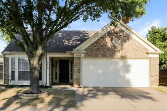 Building Photo - 7024 Wooddale Dr