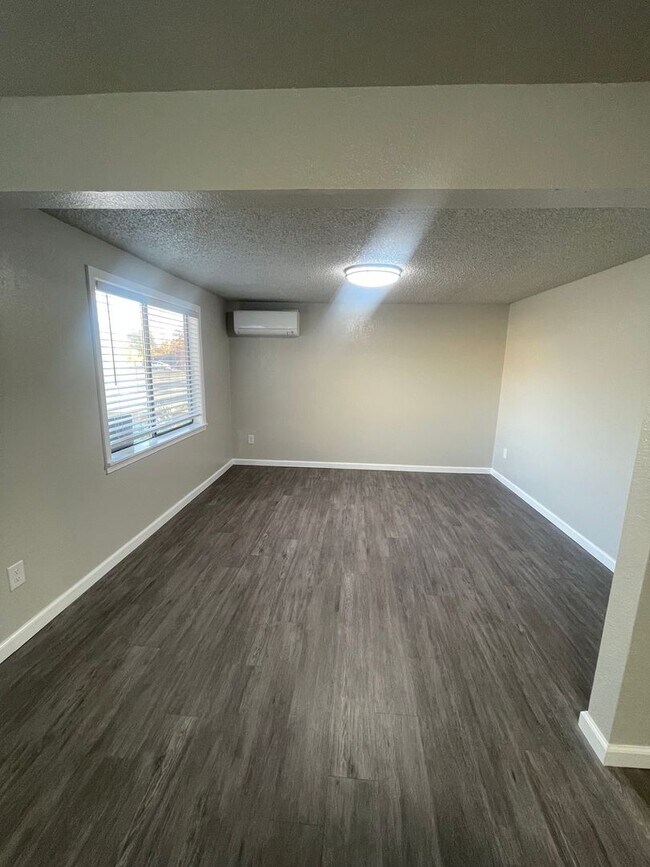 Foto del edificio - 6319-6321 N Stevens St