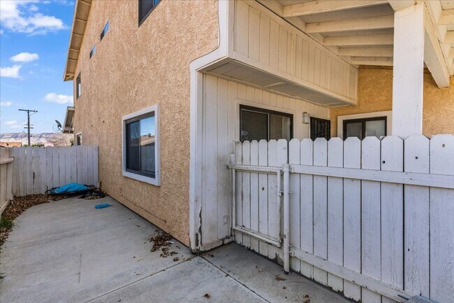 Foto del edificio - Spacious 2-Bedroom Townhome in Hesperia, CA!