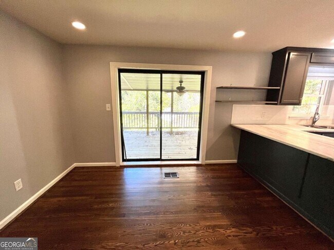 Building Photo - 1709 Lakeview Cir