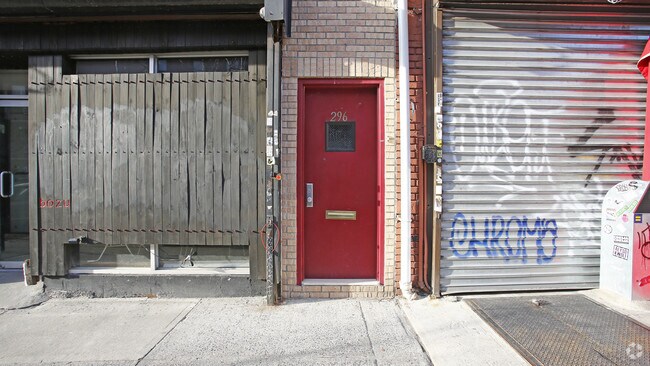 Foto del edificio - 296 Grand St