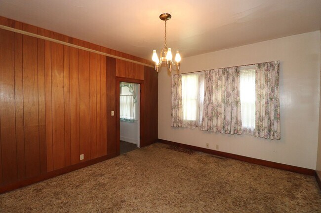 Building Photo - Spacious home for rent
