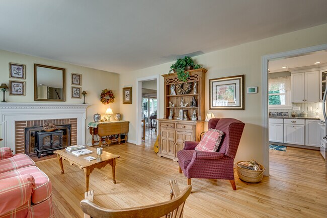 Foto del edificio - 318 Hollyberry Rd