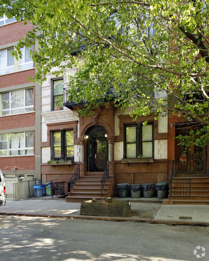 Building Photo - 241 E 7th St