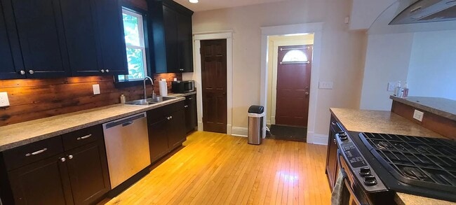 Photo - Charming 3 Bedroom House
