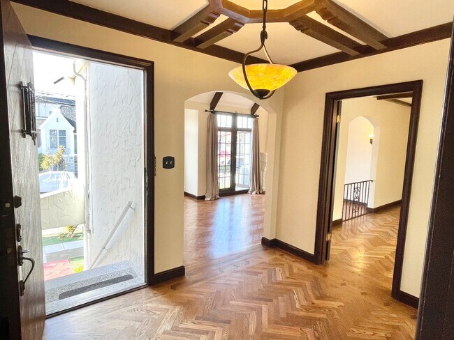Building Photo - 3 BR/3BA Elegant Home! 2 Car Parking! Priv...