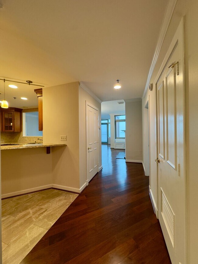 Foto del edificio - Elegant 2 Bedroom/2.5 Bathroom Apartment with Den, 2 Parking Spaces, and Storage Unit in Canton, ...