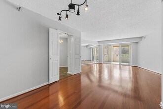 Building Photo - 14801 Pennfield Cir