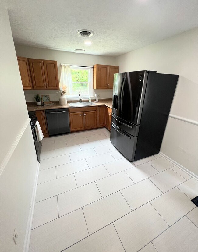 Building Photo - 4 Bedroom Home- 10 minutes from LU