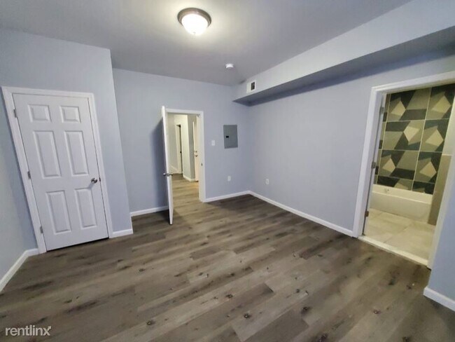 Building Photo - 3 br, 1 bath Townhome - 180 S 9th St