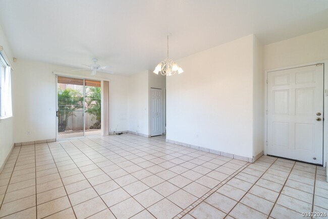 Foto del edificio - RARELY AVAILABLE 2BR 2BA HOUSE w/2-CAR GAR...