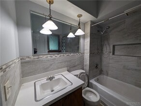 Building Photo - 627 Deer St