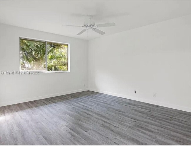 Building Photo - 707 Gardens Dr