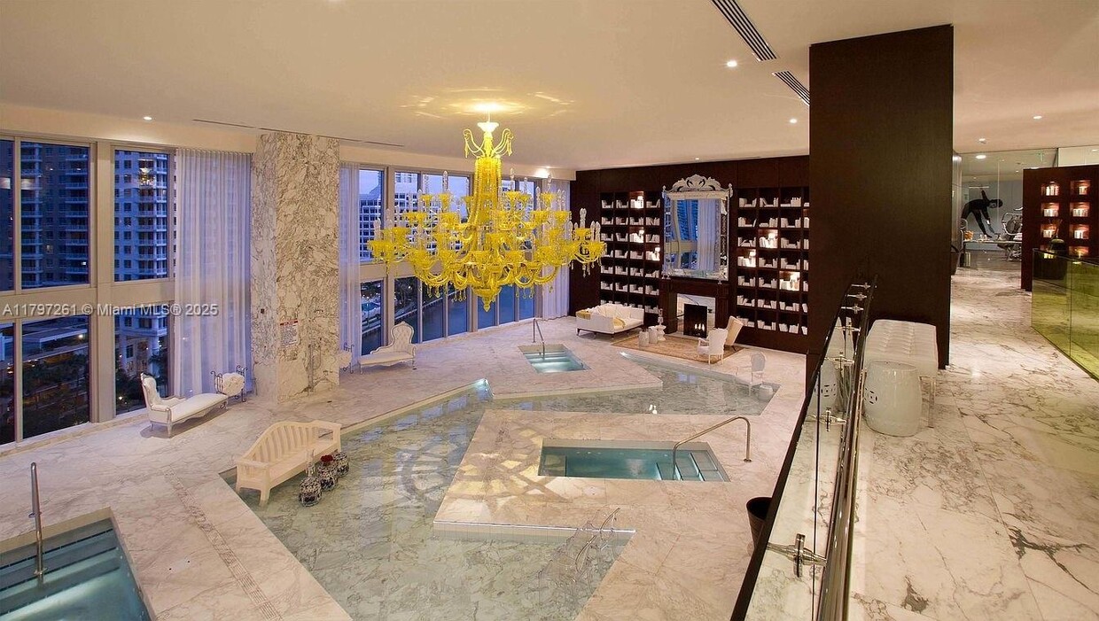 Primary Photo - 495 Brickell Ave