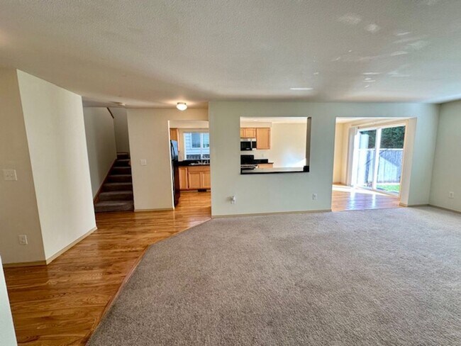 Foto del edificio - Best DEAL in Town - 4 bedroom ready to mov...