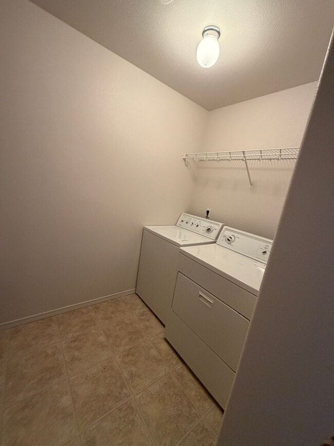 Foto del edificio - New paint & carpet! 2 bed 2.5 bath + bonus room townhome