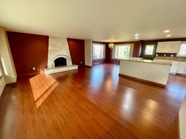 Building Photo - Sprawling 5bd/3bath Split-Level Home | Sto...