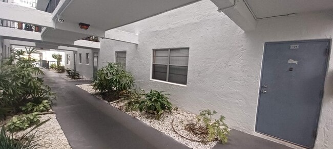 Building Photo - 2998 Sunrise Lakes Dr E