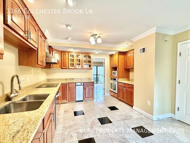 Building Photo - Stunning & Spacious TH- Backs to Beautiful...