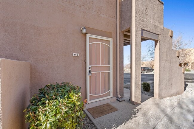 Building Photo - Foot Hills ! 2 bed/2 Bath home boasts beautiful views of the Mountains and the Lights of Albuquer...