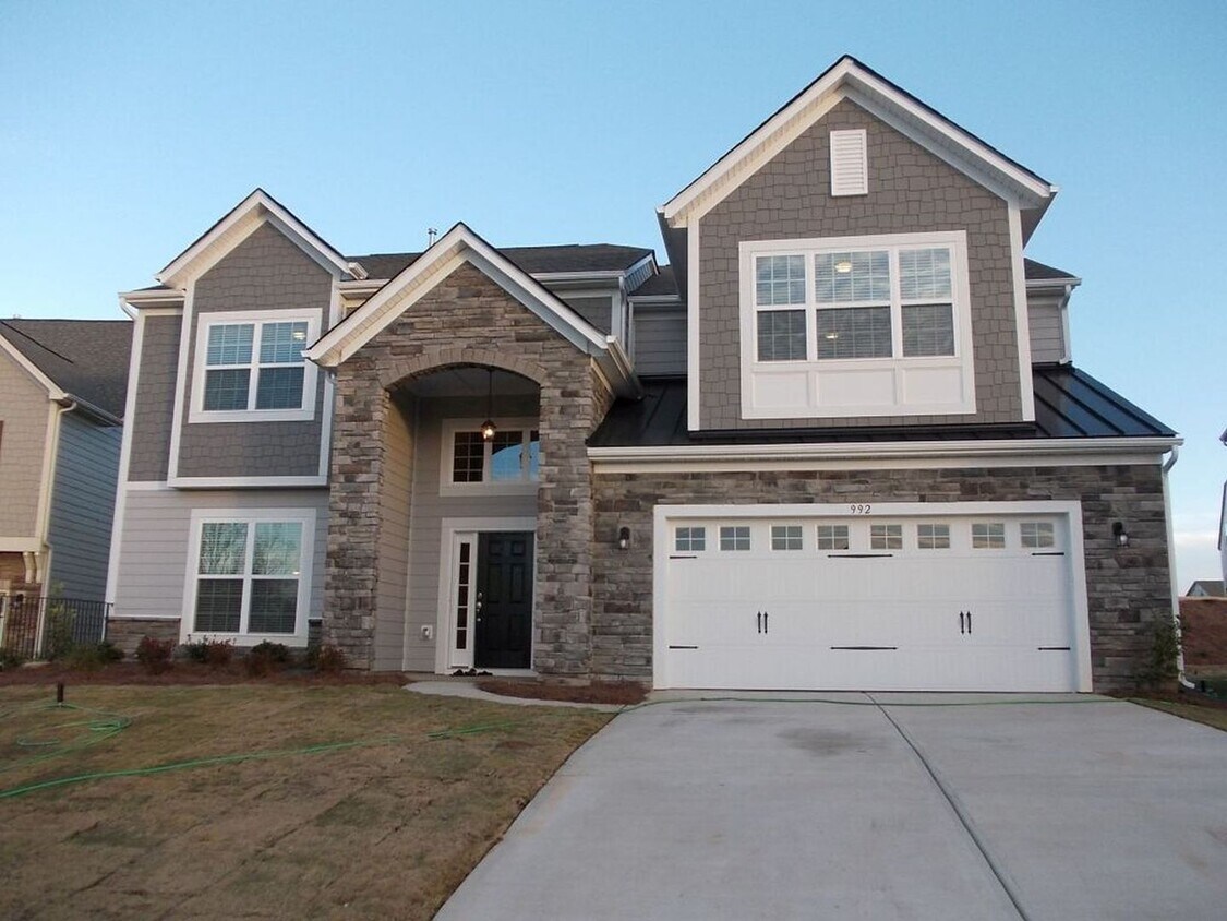 Foto principal - Spacious 4 Bedroom Home in Cox Mill School...
