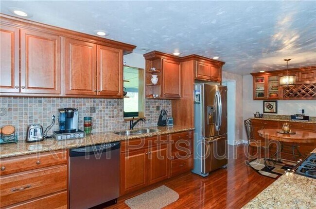 Foto del edificio - 825 Bethany Dr