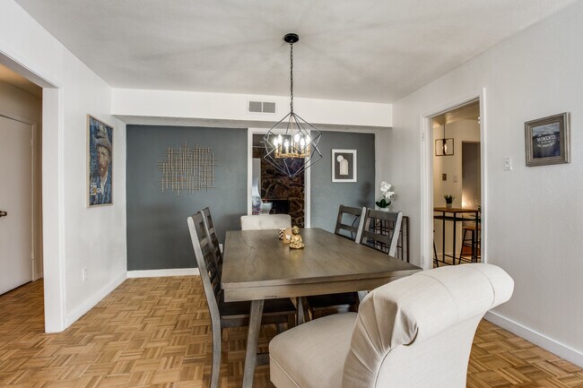 Foto del edificio - 7855 Meadow Park Dr