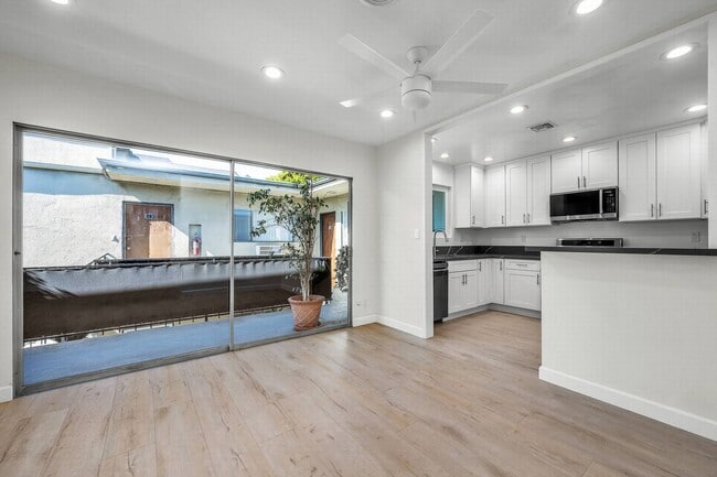 Foto del edificio - Stunning 2+2 in a mid-century complex