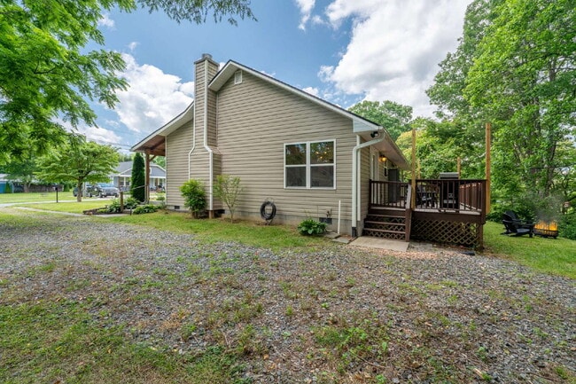 Building Photo - Mountain Lux Home - Centrally Located in Brevard! Furnished Mid- Term Rental Available from Novem...