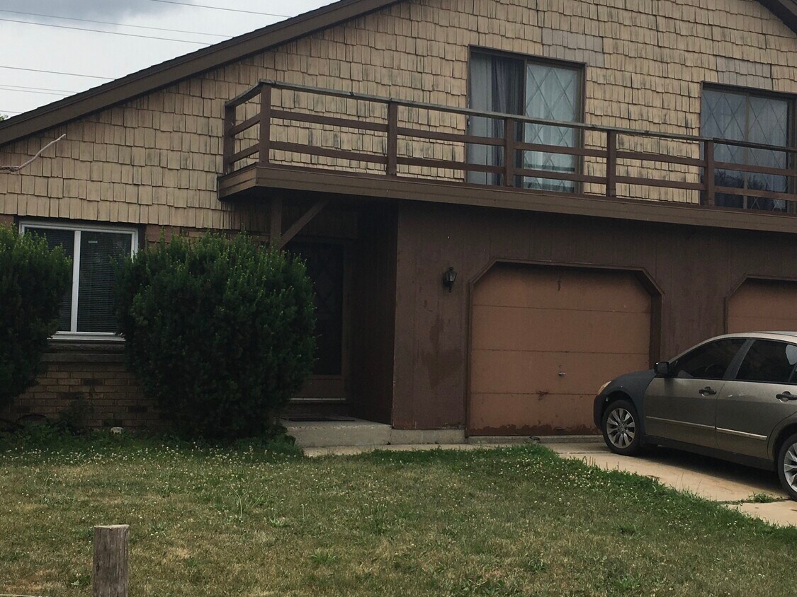 9163 W Allerton Ave, Greenfield, WI 53228 Townhome Rentals in