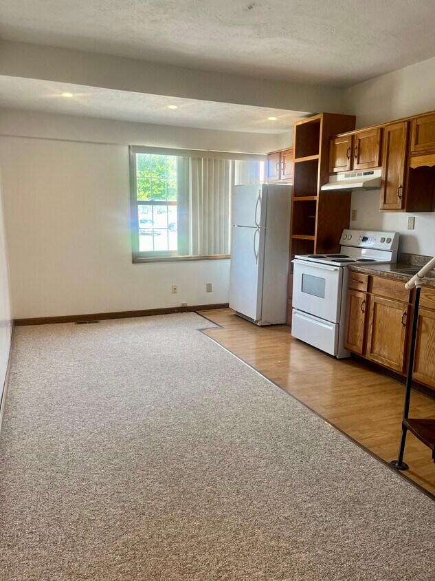 Living area - 3735 Park Ave W