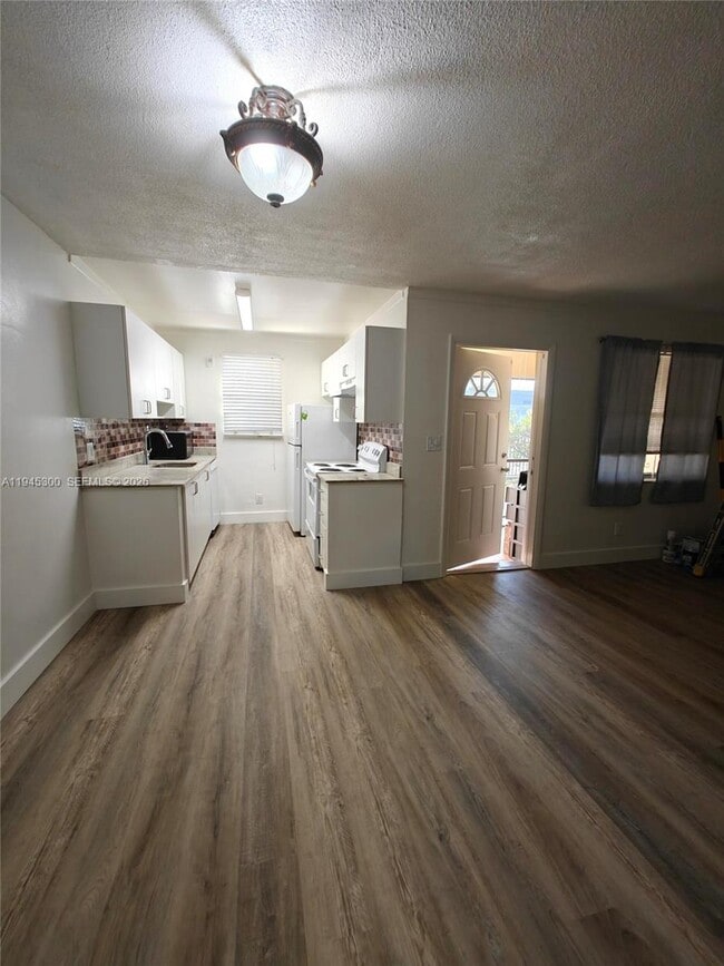 Building Photo - 421 NE 1st St